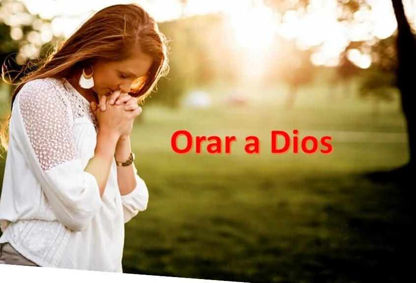 mujer orando a Dos